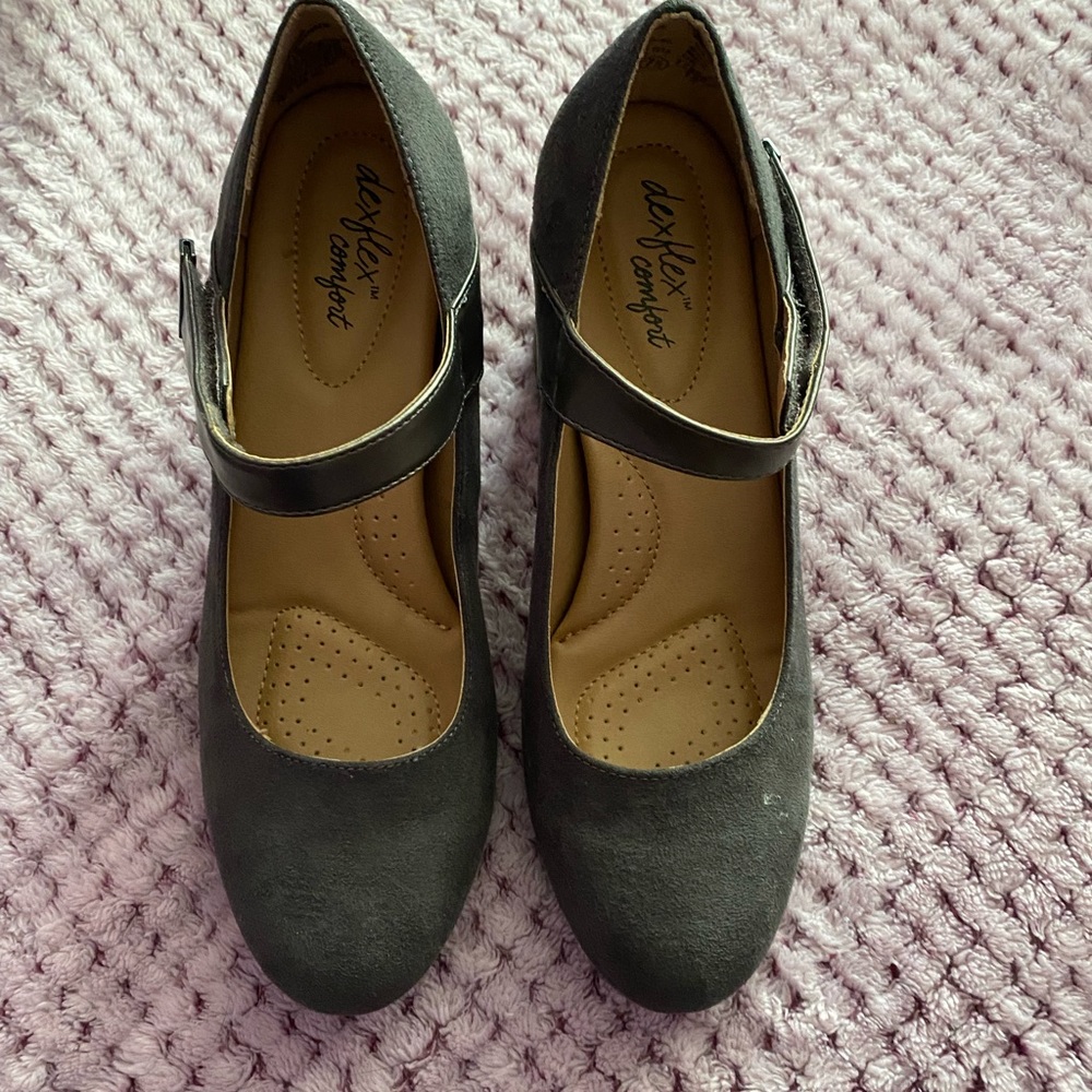 Gray Mary Jane heels size 7.5 DexFlex